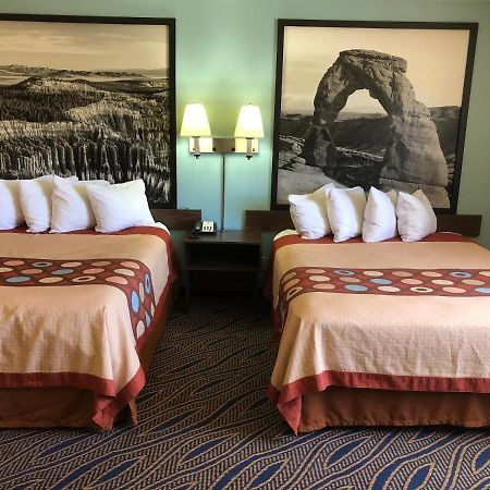 Super 8 By Wyndham Cedar City Bagian luar foto