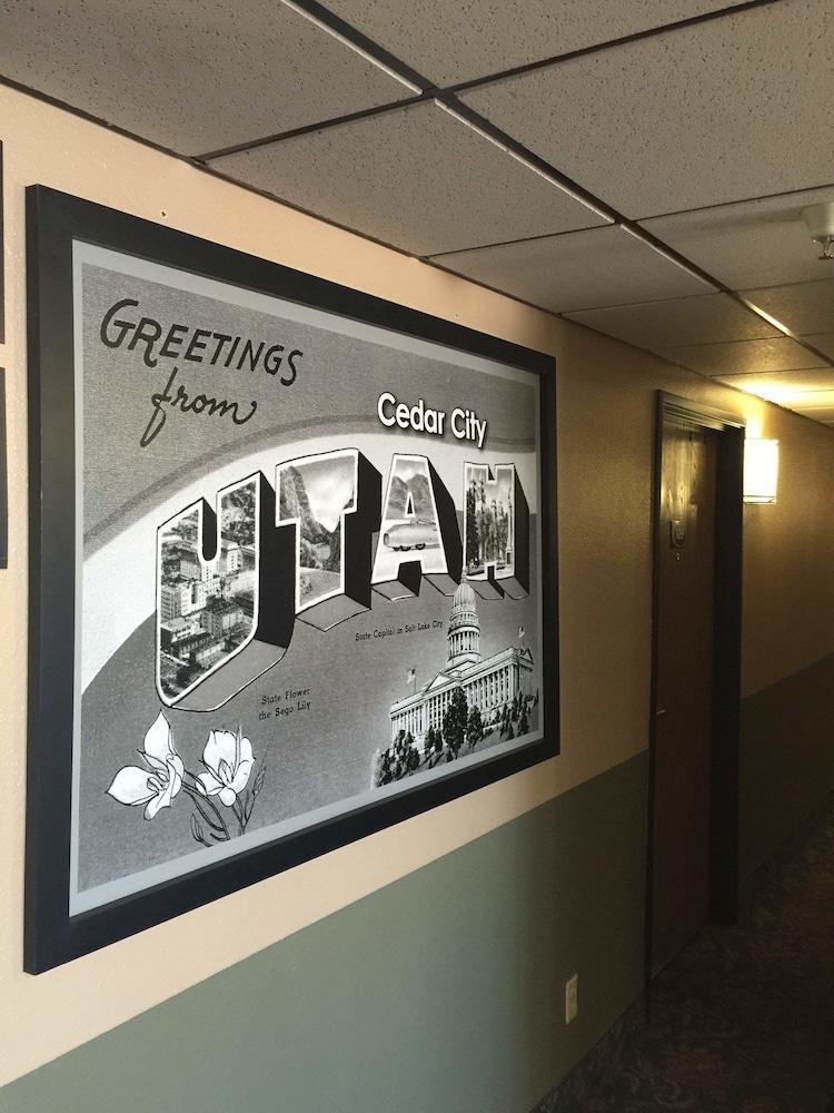 Super 8 By Wyndham Cedar City Bagian luar foto