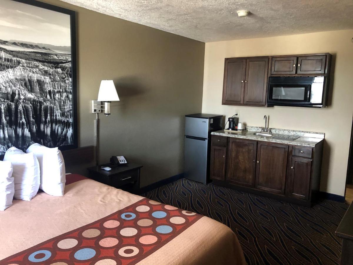 Super 8 By Wyndham Cedar City Bagian luar foto