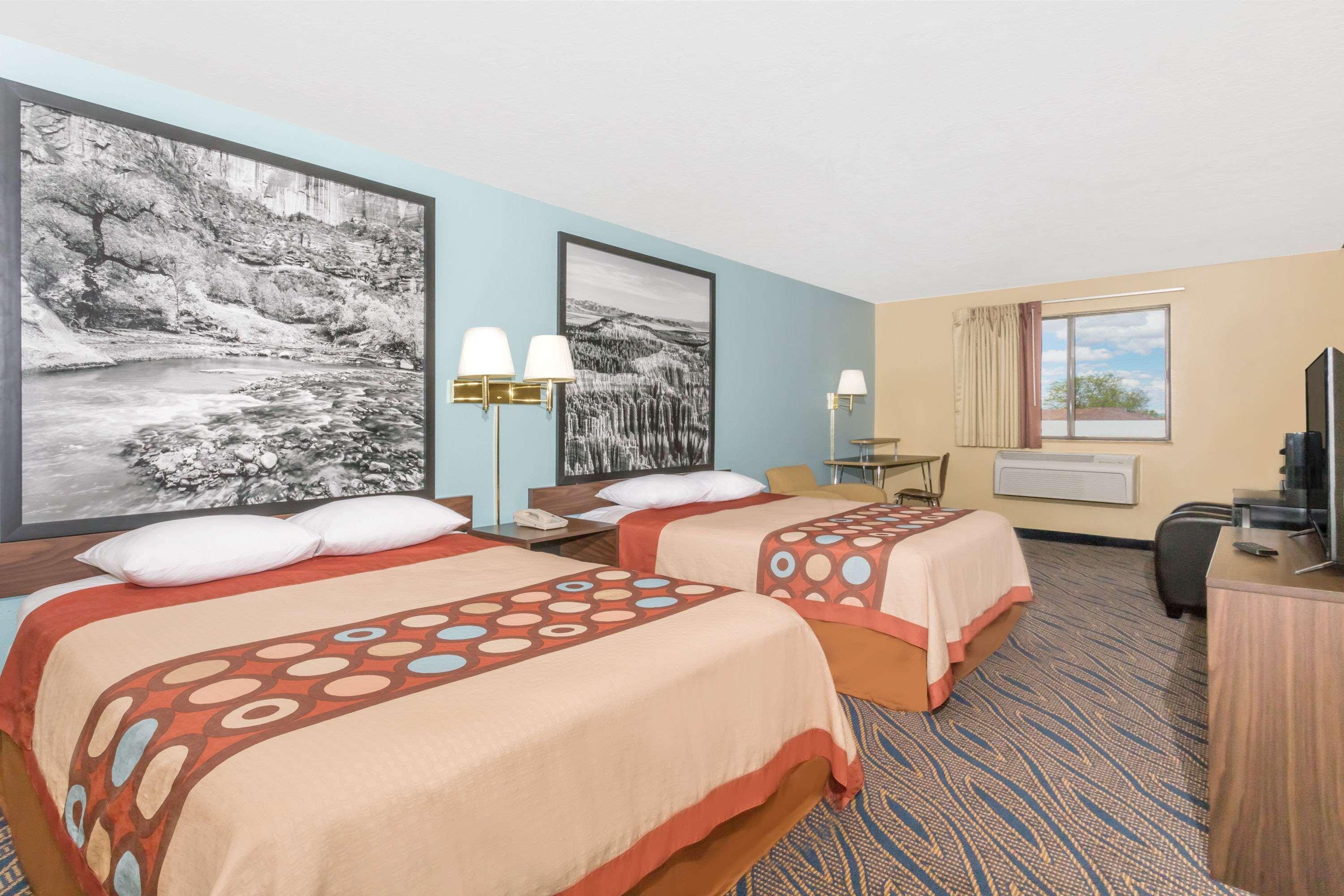 Super 8 By Wyndham Cedar City Bagian luar foto