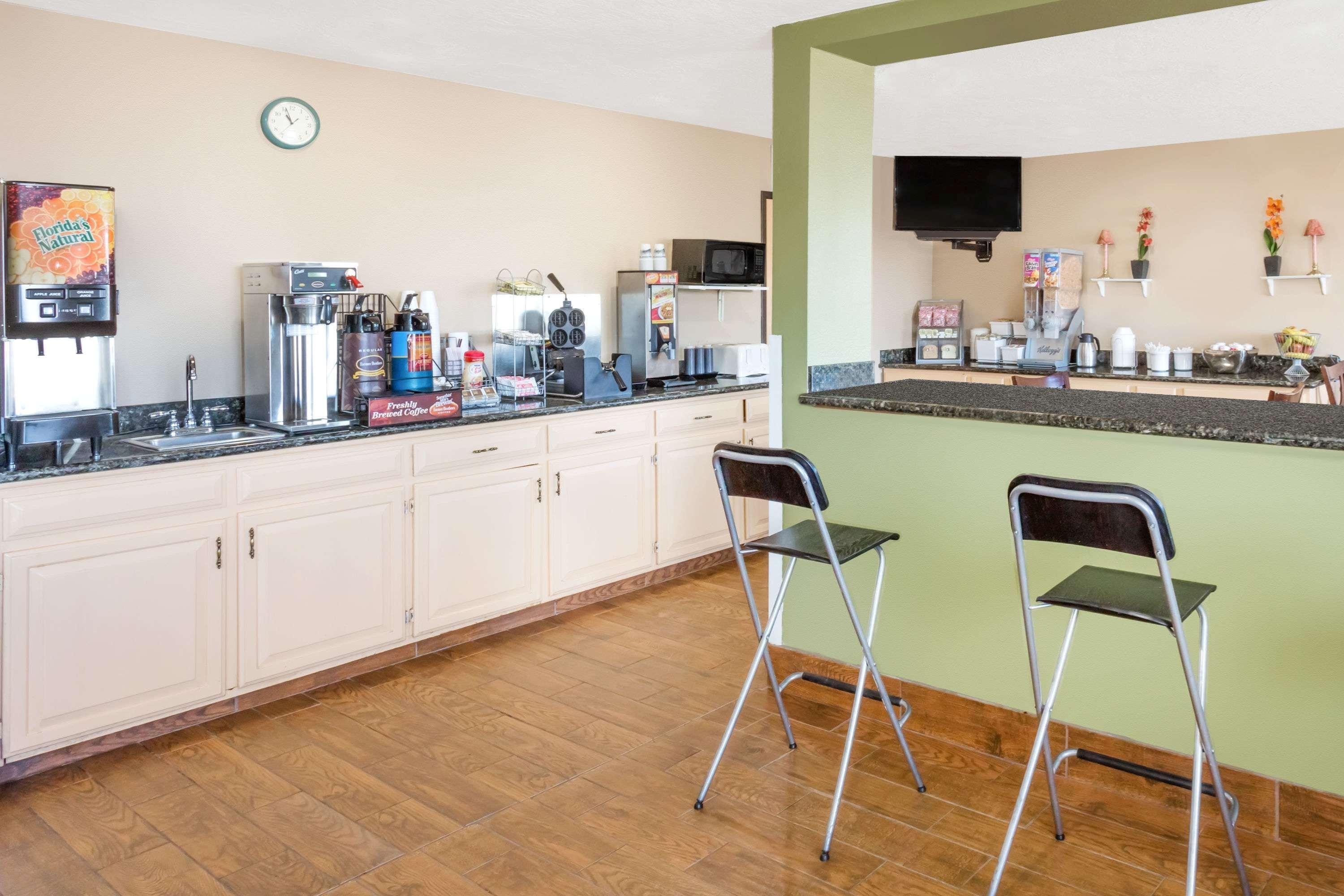 Super 8 By Wyndham Cedar City Bagian luar foto