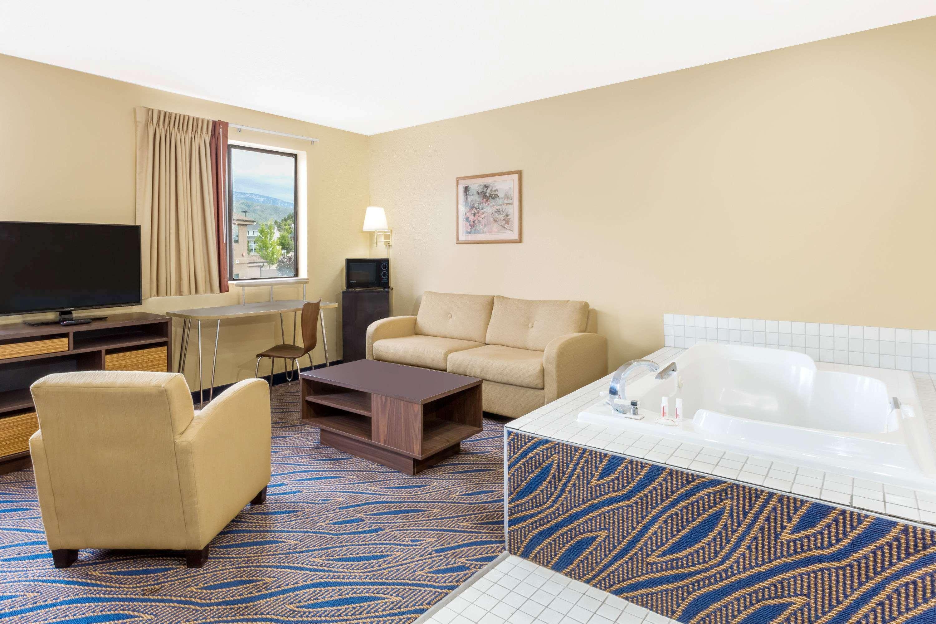 Super 8 By Wyndham Cedar City Bagian luar foto