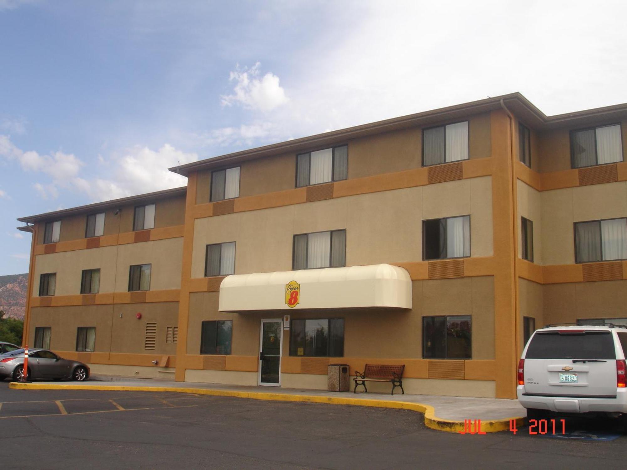Super 8 By Wyndham Cedar City Bagian luar foto