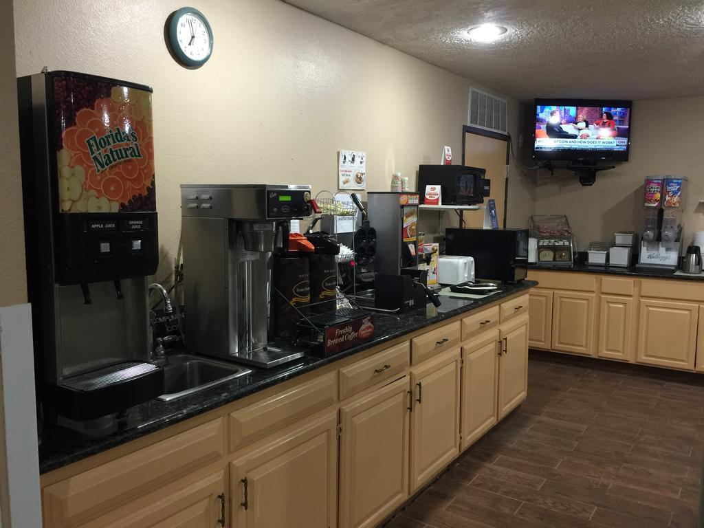 Super 8 By Wyndham Cedar City Bagian luar foto