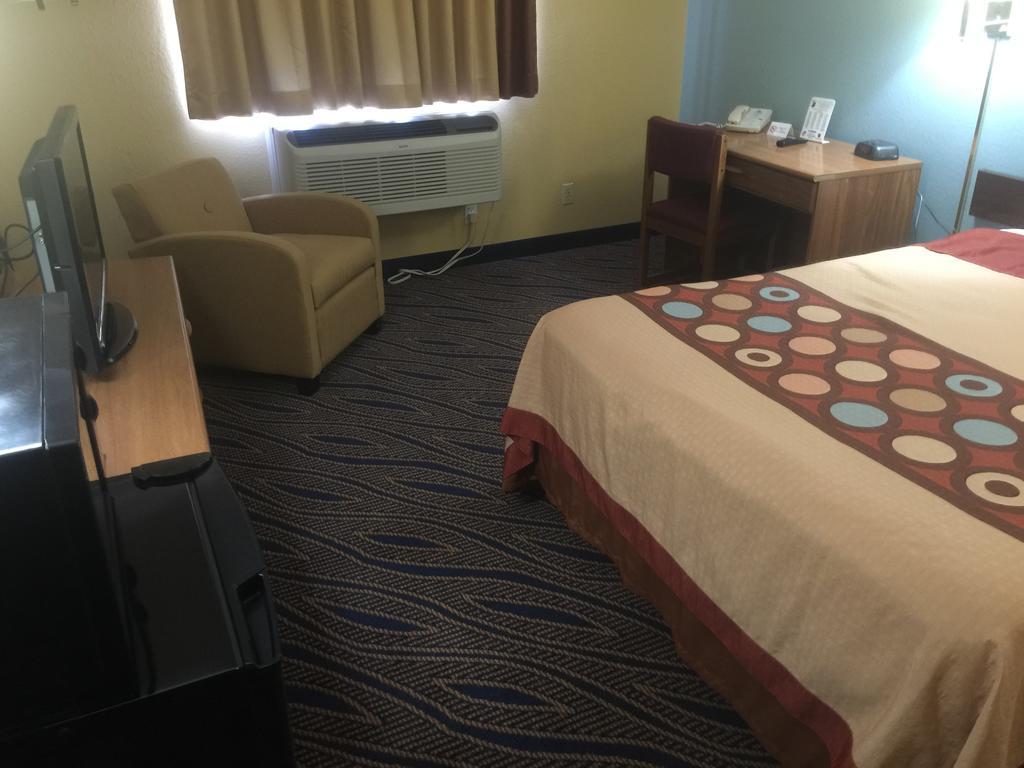 Super 8 By Wyndham Cedar City Bagian luar foto