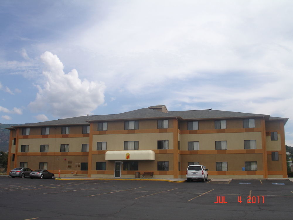 Super 8 By Wyndham Cedar City Bagian luar foto