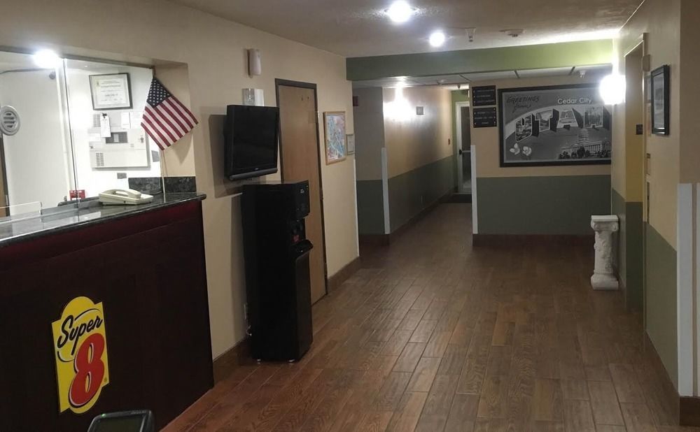Super 8 By Wyndham Cedar City Bagian luar foto