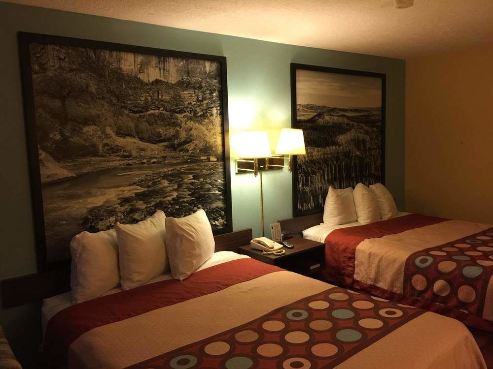 Super 8 By Wyndham Cedar City Bagian luar foto